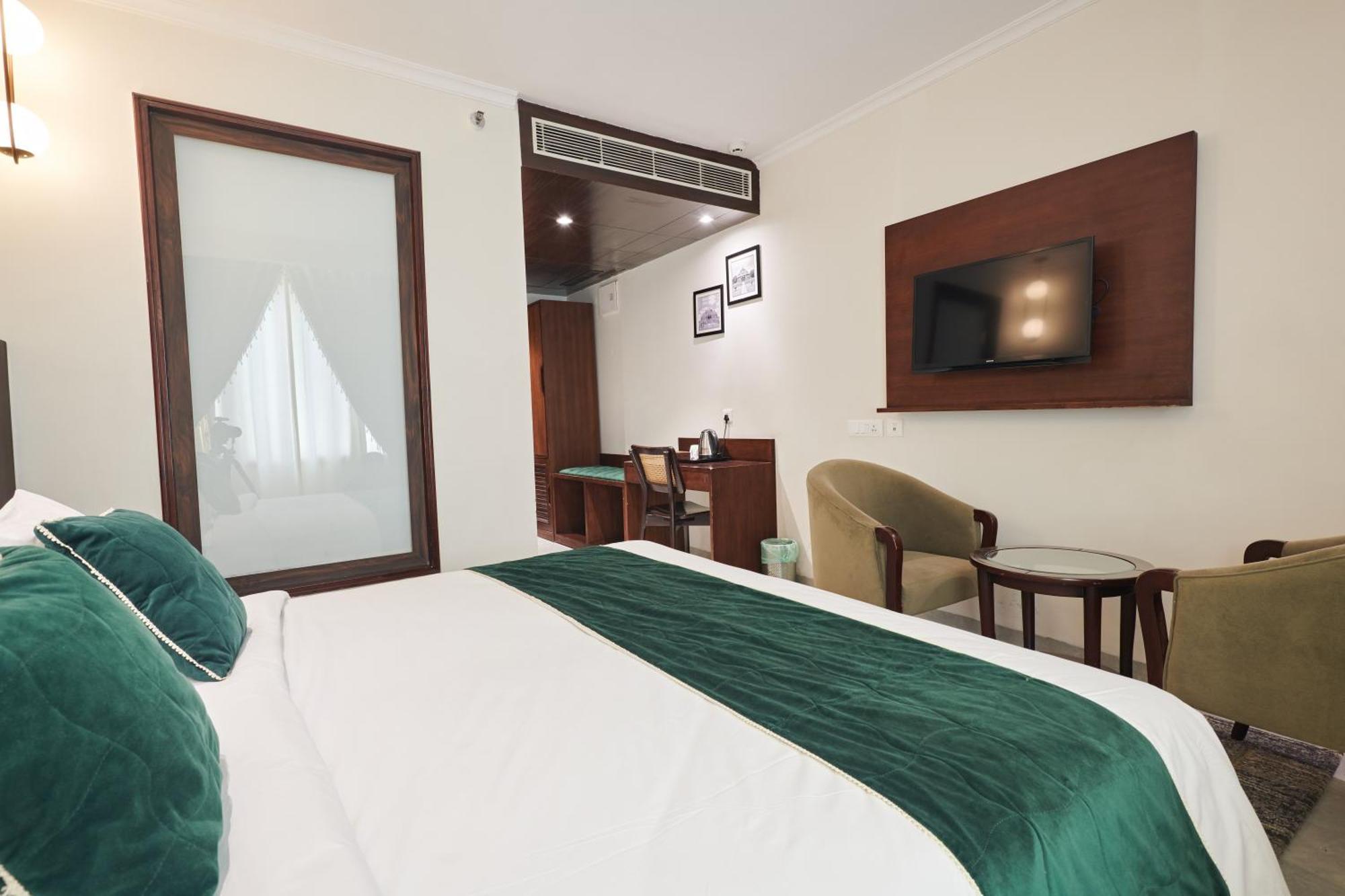 Hotel Deventure Sarovar Portico Patel Nagar 4*