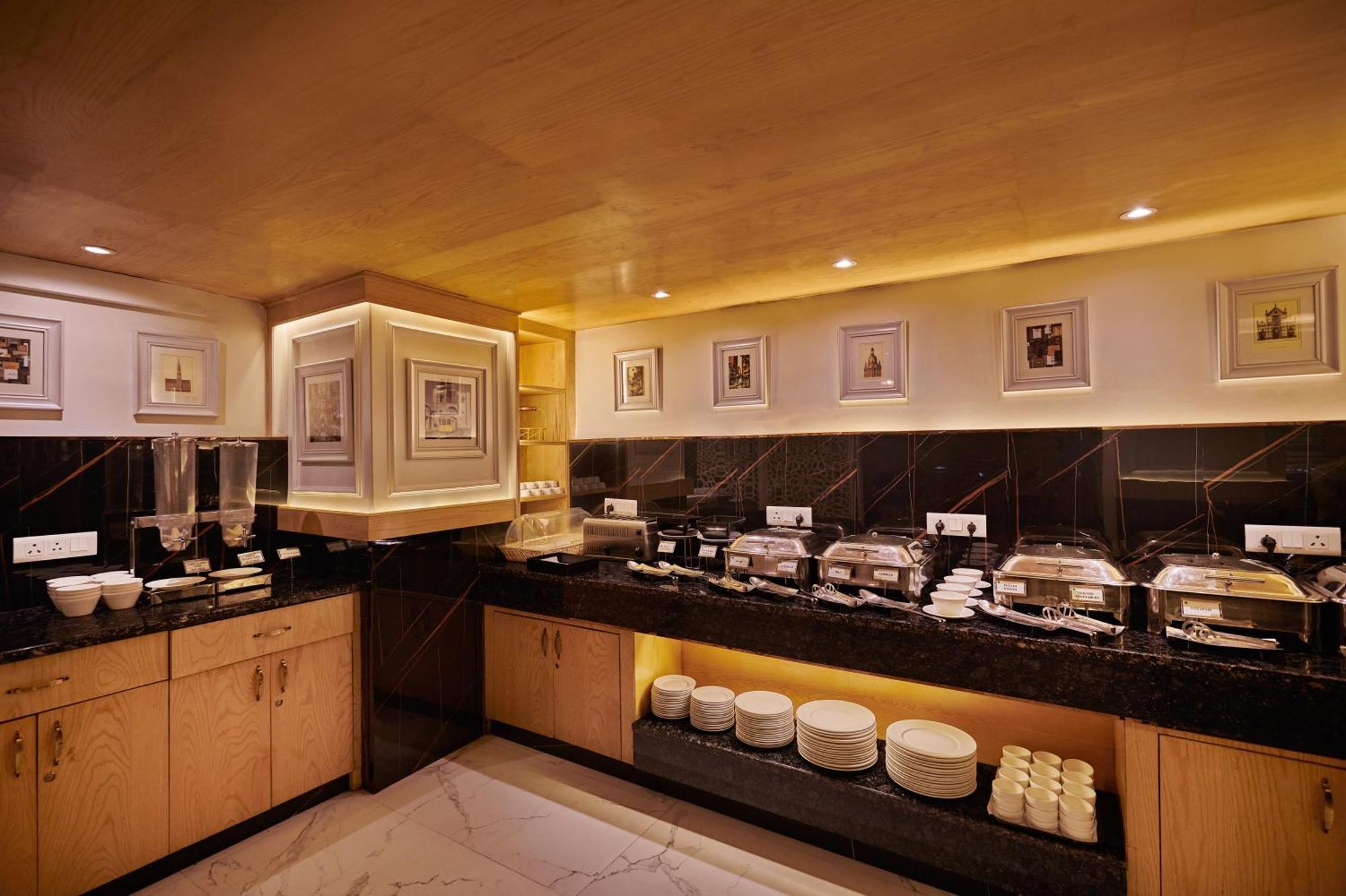 Hotel Deventure Sarovar Portico Patel Nagar 4*